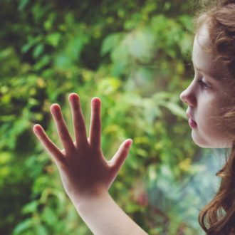 Hány éves kortól maradhat otthon a gyerek egyedül?