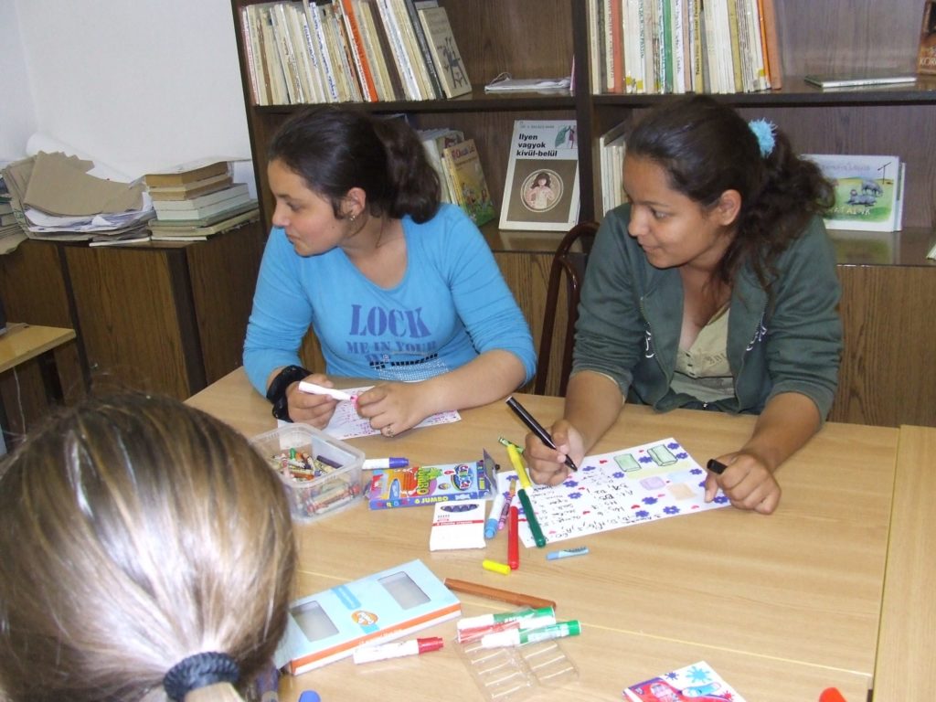 Tanulók memóriajátékot játszanak.